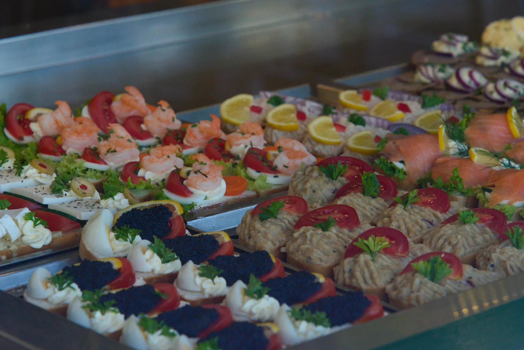 Canapés au saumon, aux crevettes et au caviar sur un plateau